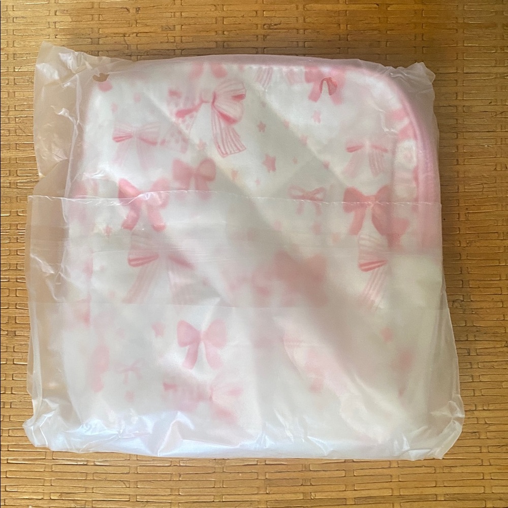 Mini Quilted Cosmetic Bag, White with Pink Bows - New - Picture 3 of 3